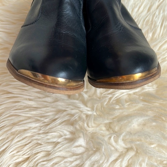 🆕 ALDO BLACK LEATHER ANKLE BOOTS WITH GOLD METAL ON THE TIP SIZE 8.5 - Picture 2 of 11